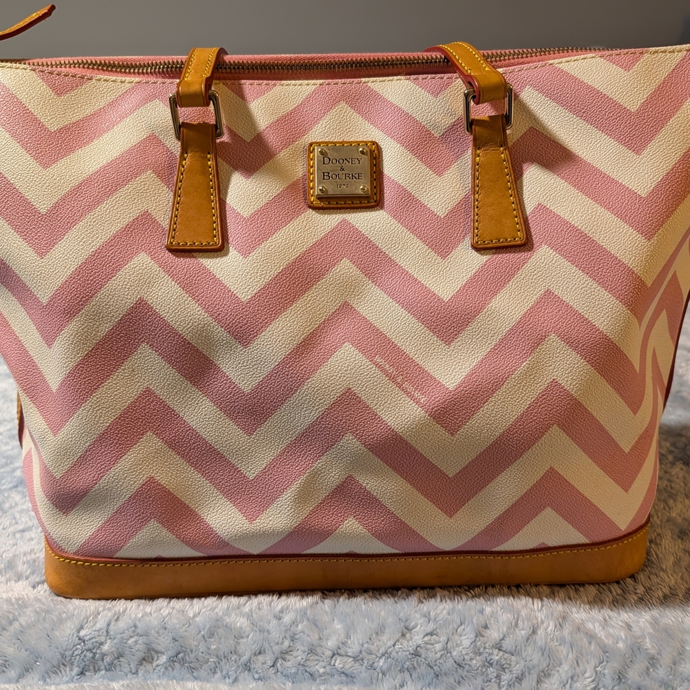 🚫🚫SOLD🚫🚫Dooney & Bourke Pink Chevron Tote Bag - Picture 2 of 14